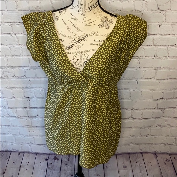 Club Monaco Tops - Club Monaco quatrefoil olive gold ruffle sleeve L